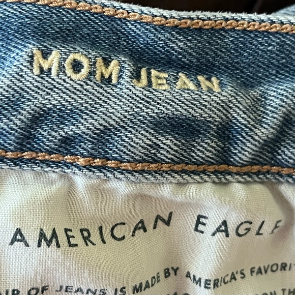 American Eagle Size 2 Mom Jeans Stretch Distressed Light Wash Denim Retro Boho - Picture 3 of 16